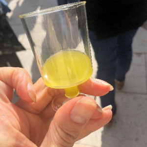 un bicchierino di olio evo appena spremuto